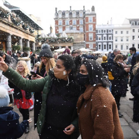 Πολίτες με μάσκα για τον κορωνοϊό στη Βρετανία