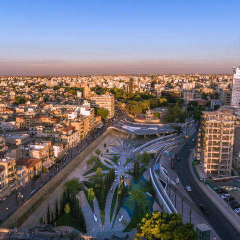 Πλατεία Ελευθερίας - Λευκωσία: Ολοκληρώθηκε η πλατεία που σχεδίασε η Ζάχα Χαντίντ και ενώνει τη μεσαιωνική πόλη με το πιο σύγχρονο κέντρο της.