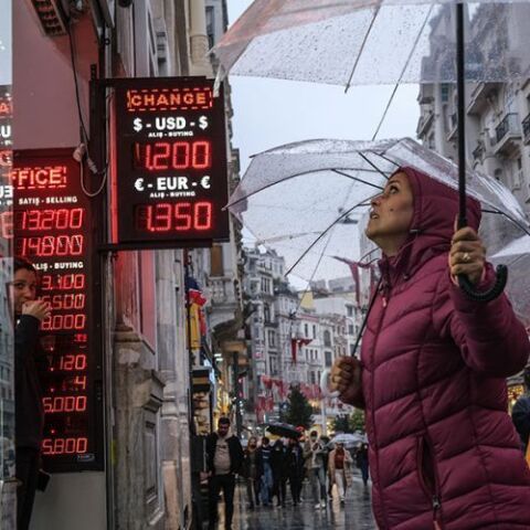 Η τουρκική λίρα σε ελεύθερη πτώση με πολίτες να παρακολουθούν την ισοτιμία με δολάριο και ευρώ έξω από ανταλλακτήριο συναλλάγματος στην Κωνσταντινούπολη