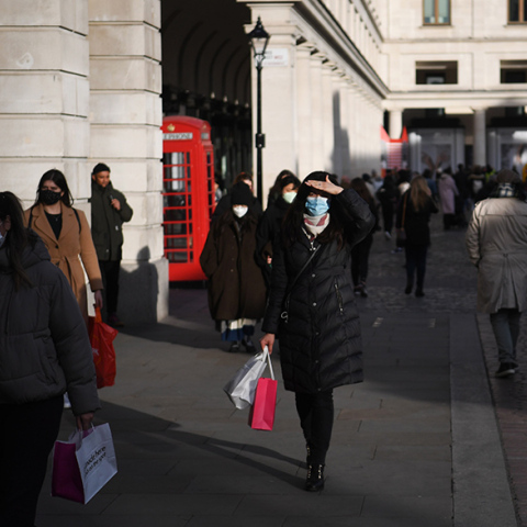Μετάλλαξη Όμικρον: Κατεγράφη ο πρώτος θάνατος ασθενούς στη Βρετανία