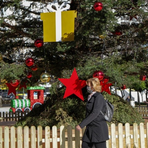 Πολίτης με μάσκα στο στολισμένο Σύνταγμα