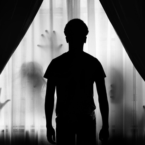 Άνθρωπος και σκιές σε μαύρο φόντο