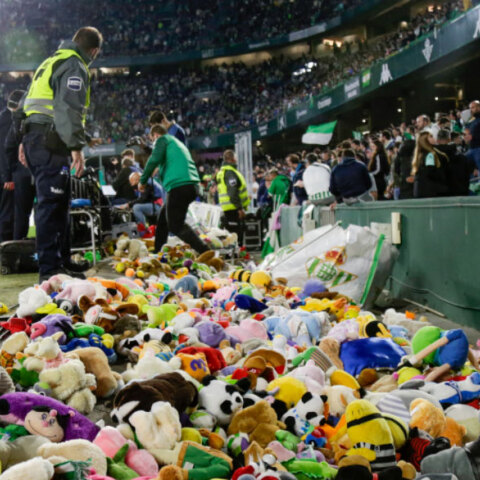 Τα λούτρινα αρκουδάκια που πέταξαν οι φίλαθλοι της Μπέτις