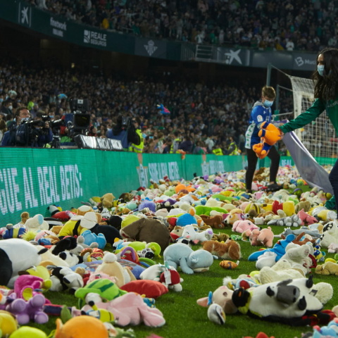 Η φίλαθλοι της Ρεάλ Μπέτις κατάφεραν να μαζέψουν 19.000 παιχνίδια για τα παιδιά που δεν έχουν την οικονομική δυνατότητα να αγοράσουν δικό τους.