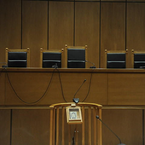 Ως ύποπτος δύο κακουργημάτων καλείται γνωστός αρνητής δικηγόρος 