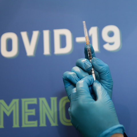 Νοσοκόμα κράταει σύριγγα με το εμβόλιο κατά του κορωνοιού