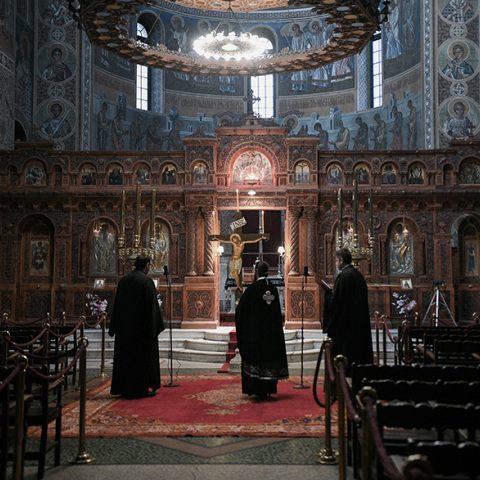 Ιερείς μέσα σε εκκλησία