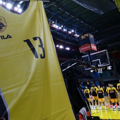 Η ΑΕΚ απέσυρε τη φανέλα του Στέφαν Γέλοβατς 