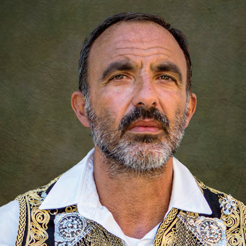 Ο Νίκος Αλιάγας με παραδοσιακή ελληνική φορεσιά