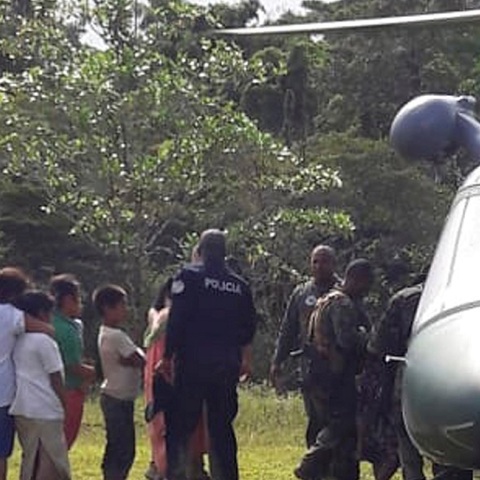 Στιγμιότυπο που δείχνει άτομα να διασώζονται από την Εθνική Υπηρεσία Αεροπορίας, στην κοινότητα Τερόν, στον Παναμά, μετά τις δολοφονίες. 