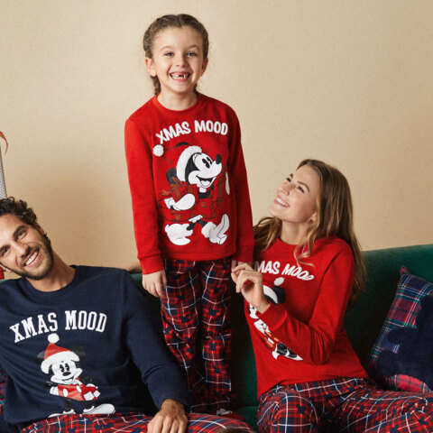 Άντρας, γυναίκα και κορίτσι στην καμπάνια της χριστουγεννιάτικης συλλογής Yamamay