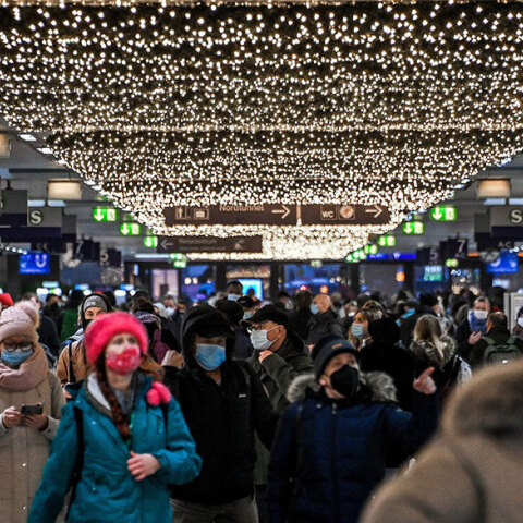Πολίτες με μάσκα για τον κορωνοϊό στη Γερμανία