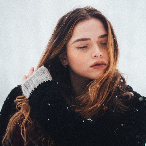 Ένα κορίτσι ποζάρει. 