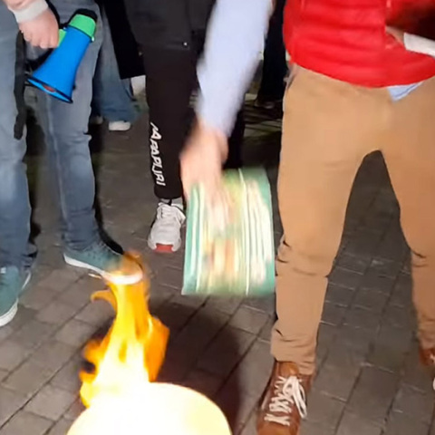 Χαλκίδα: Aρνητές έκαψαν το βιβλίο «Όχι! Δεν θα μας μπείτε στη μύτη» του Ευγένιου Τριβιζά