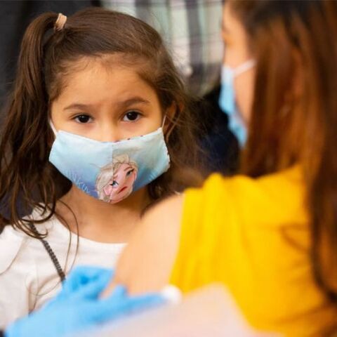 Παιδί με μάσκα για τον κορωνοϊό 