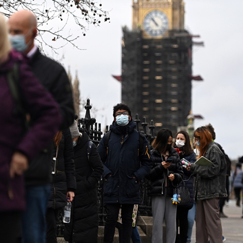Όσα γνωρίζουμε για τη μετάλλαξη Όμικρον ως τώρα