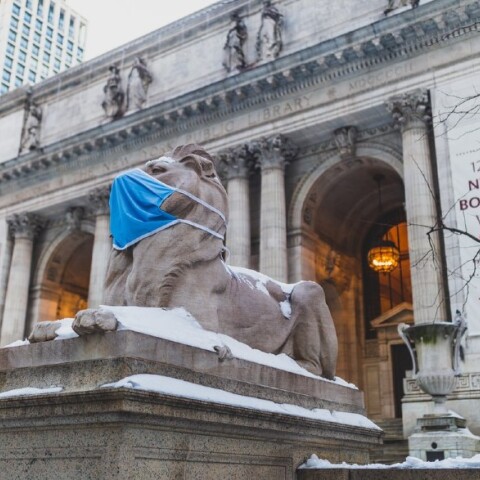 Άγαλμα με μάσκα στη Νέα Υόρκη