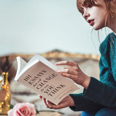 Μια κοπέλα διαβάζει βιβλίο προσωπικής βελτίωσης