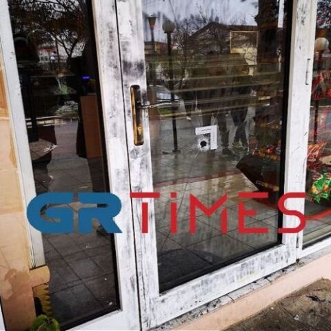 Άνδρας πυροβόλησε και σκότωσε την εν διαστάσει σύζυγό του σε ζαχαροπλαστείο στη Θεσσαλονίκη