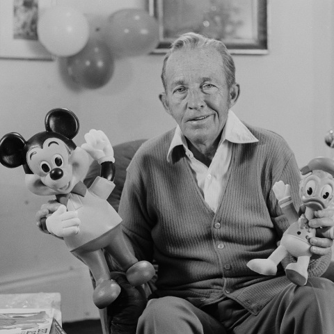 Ο Bing Crosby κρατά ομοιόωματα του Μίκυ Μάους και του Ντόναλντ Ντακ κατά τη διάρκεια γυρισμάτων του τηλεοπτικού σόου «Disney Time» για το BBC