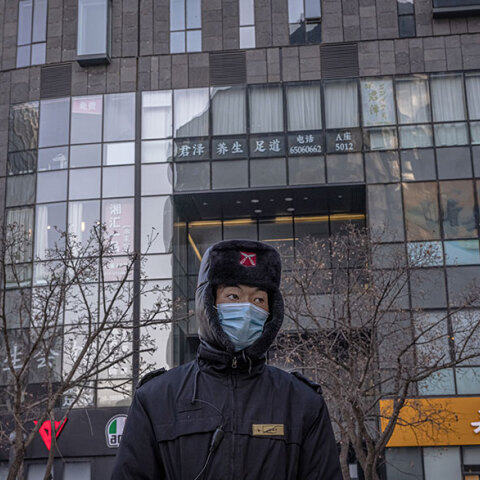 Αστυνομικός με μάσκα για τον κορωνοϊό στο Πεκίνο - Η Κίνα έφθασε τις 100.000 κρούσματα