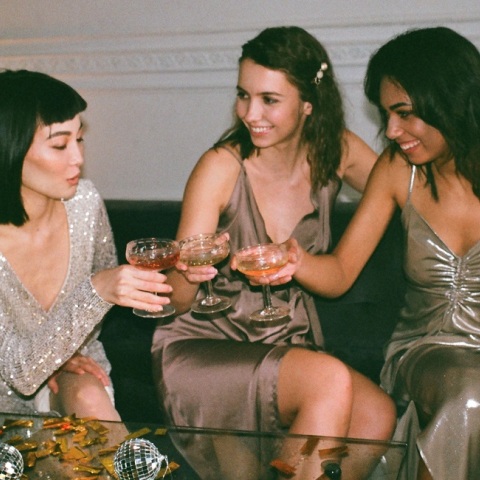 Τρια κορίτσια πίνουν κρασί κάτω από το δέντρο