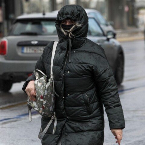 Χειμώνας - Κρύο - Γυναίκα με μπουφάν