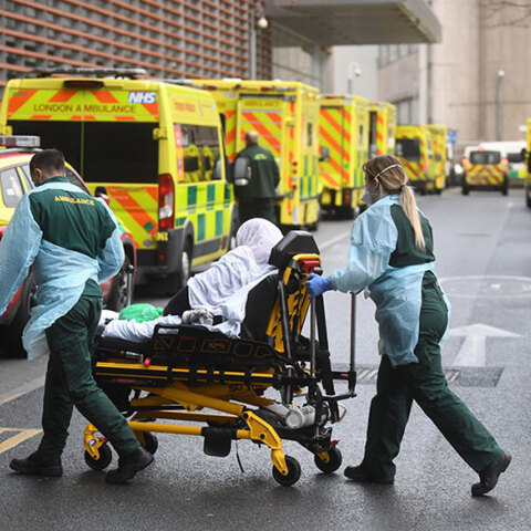 Ασθενής με κορωνοϊό μεταφέρεται σε νοσοκομείο στο Λονδίνο