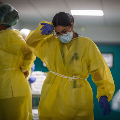 Γιατρός σε νοσοκομείο στις Βρυξέλλες με μάσκα για τον κορωνοϊό