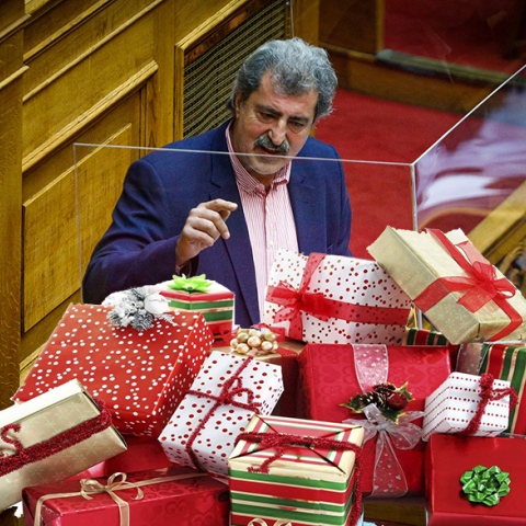 Ο Aϊ Πολάκης με τα τόσα πολλά δώρα