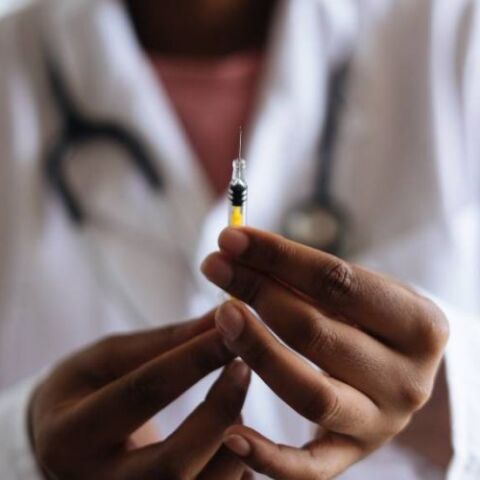 Νέα πλατφόρμα για εμβολιασμό από ιδιώτες γιατρούς σε ιατρεία και κατ’ οίκον