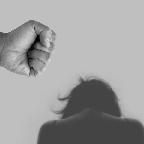 22χρονη καταγγέλλει πως έπεσε θύμα αποπλάνησης και κακοποίησης από γνωστό δικηγόρο