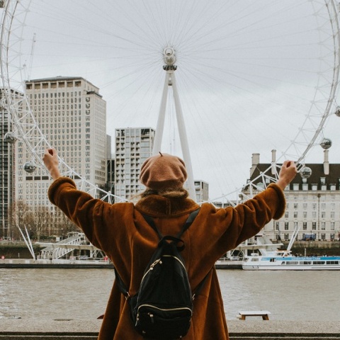 Η μετάλλαξη Όμικρον οδηγεί σε αναθεώρηση των προβλέψεων για το 2022