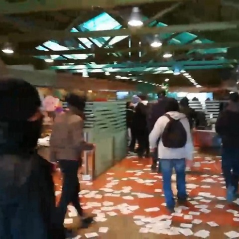 Επίθεση Ρουβίκωνα στα κεντρικά γραφεία του Jumbo 