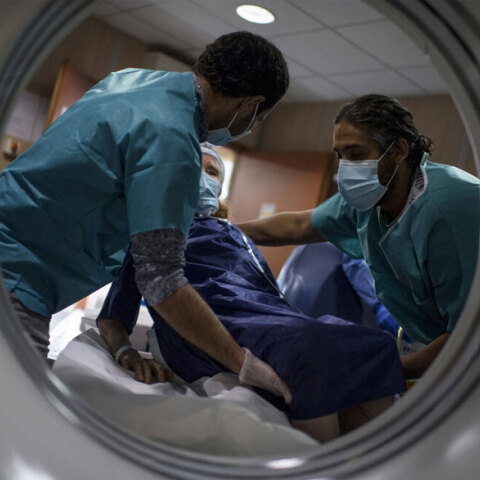 Νοσηλευτές βοηθούν ασθενή με κορωνοϊό σε ΜΕΘ