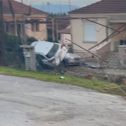 Τροχαίο στην Ημαθία με αυτοκίνητο να σταματά στην αυλή σπιτιού στο Νησέλι