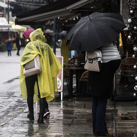 Πολίτες με ομπρέλα στη βροχή
