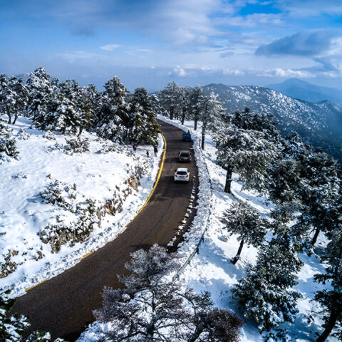 Χιόνια στην Πάρνηθα έφερε η κακοκαιρία «Κάρμελ»