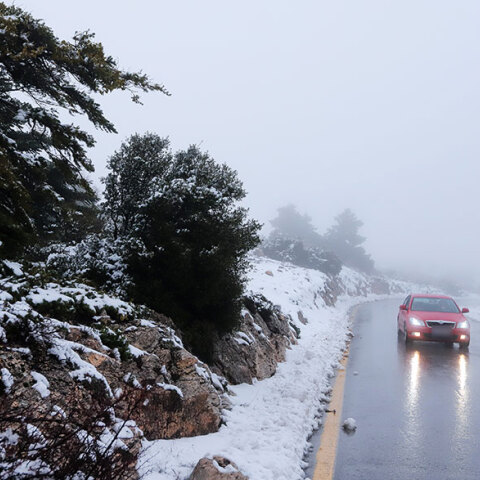 Χιόνια στην Πάρνηθα - Σε εξέλιξη η κακοκαιρία «Κάρμελ» στην Αττική