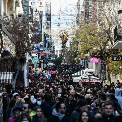 ΑΥΞΗΜΕΝΗ ΚΙΝΗΣΗ ΣΤΗΝ ΟΔΟ ΕΡΜΟΥ ΚΑΙ ΣΤΑ ΑΝΟΙΧΤΑ ΕΜΠΟΡΙΚΑ ΚΑΤΑΣΤΗΜΑΤΑ (ΤΑΤΙΑΝΑ ΜΠΟΛΑΡΗ/EUROKINISSI)