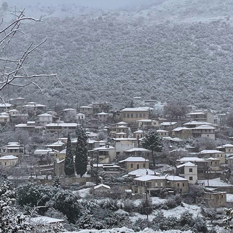 Χιονίζει στο Κολοκοκρωνίτσι και οι εικόνες είναι μαγικές