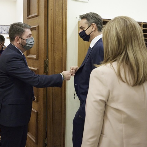 Ο πρωθυπουργός Κυριάκος Μητσοτάκης μιλάει με τον πρόεδρο του ΚΙΝΑΛ Νίκο Ανδρουλάκη 