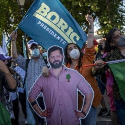 Προεδρικές εκλογές στη Χιλή: Ο Γκάμπριελ Μπόριτς της αριστεράς πέρασε στον δεύτερο γύρο, αντίπαλός του ο ακροδεξιός Καστ