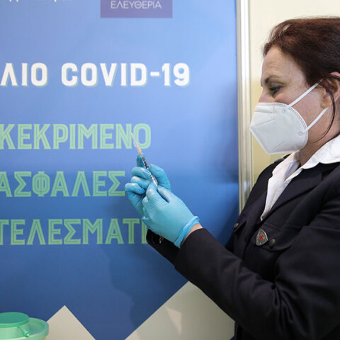Εμβόλιο για τον κορωνοϊό στο mega εμβολιαστικό κέντρο στη Γλυφάδα