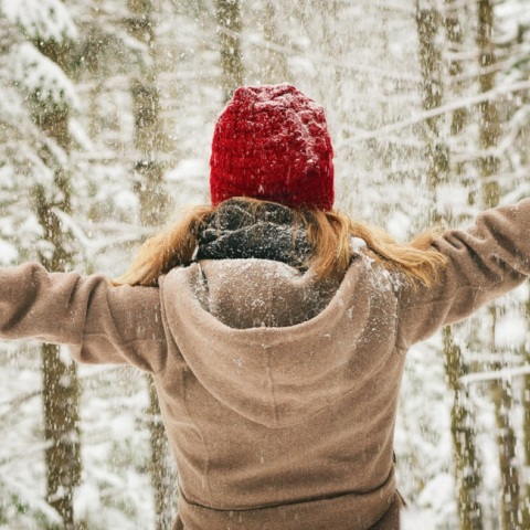 Ενα κορίτσι απολαμβάνει το χιόνι.