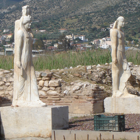 Αρχαιολογικός χώρος της Μπρεξίζας: Νότιος πυλώνας του Ιερού των Αιγυπτίων Θεών με εκμαγεία αγαλμάτων της Ίσιδας και ενός θεού σε μορφή Φαραώ. (Τα πρωτότυπα εκτίθενται στο Αρχαιολογικό Μουσείο Μαραθώνα.)