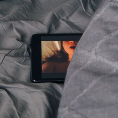 ροζ βίντεο: Διέρρευσαν από τεχνικούς που επισκεύαζαν κινητά