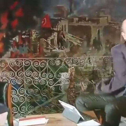 Βίντεο: Τουρκία – Δημοσιογράφος χαστούκισε τεχνικό σε ζωντανή μετάδοση