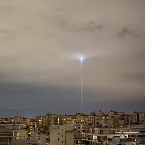 H δέσμη φωτός που βλέπουν οι κάτοικοι στα νότια προάστια