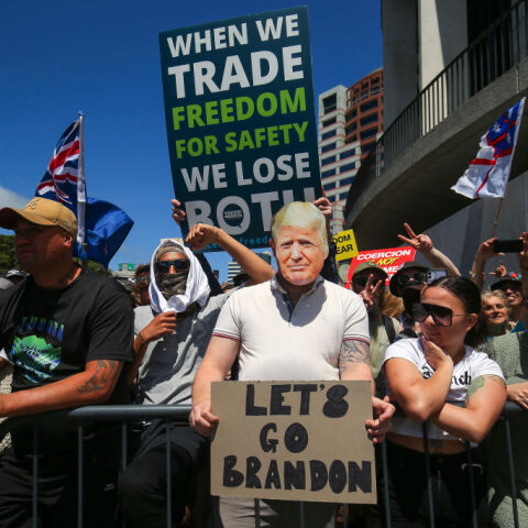 Ο Ντόναλντ Τραμπ αποκάλυψε ότι έκανε την τρίτη δόση και υποστηρικτές του τον γιούχαραν